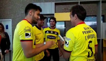 Gabriel Marques recibe regalo de sus familiares