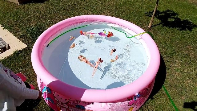 Yeni hello kitty havuza su doldurduk, Ama ancak bebekler yüzdü ::)) Eğlenceli çocuk videosu