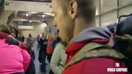 Soldier Wraps Himself up as Christmas Present to Surprise Daughters