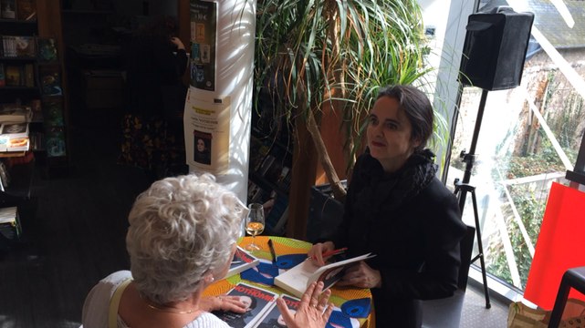 Amélie Nothomb en séance de dédicaces
