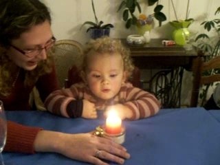 emma qui souffle une bougie