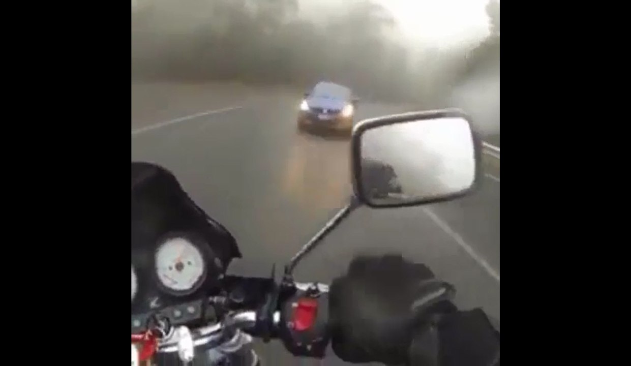 Une voiture perd le contrôle de sa voiture et fonce sur une moto .