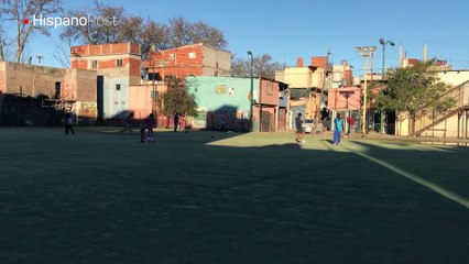 Mujeres desmitifican la práctica del fútbol en barriada argentina
