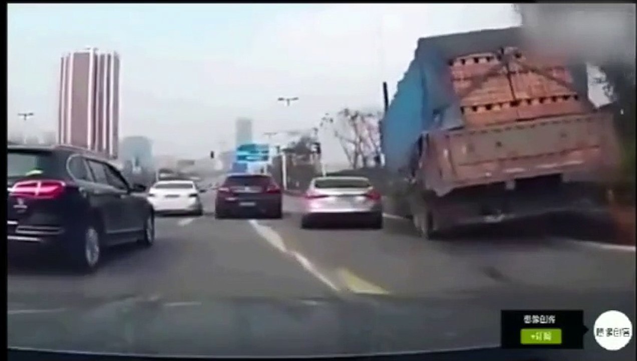 Ce camion perd des tonnes de briques sur une voiture en plein virage... Douloureux