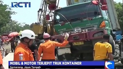 Mobil dan Motor Ringsek Tertimpa Truk Kontainer
