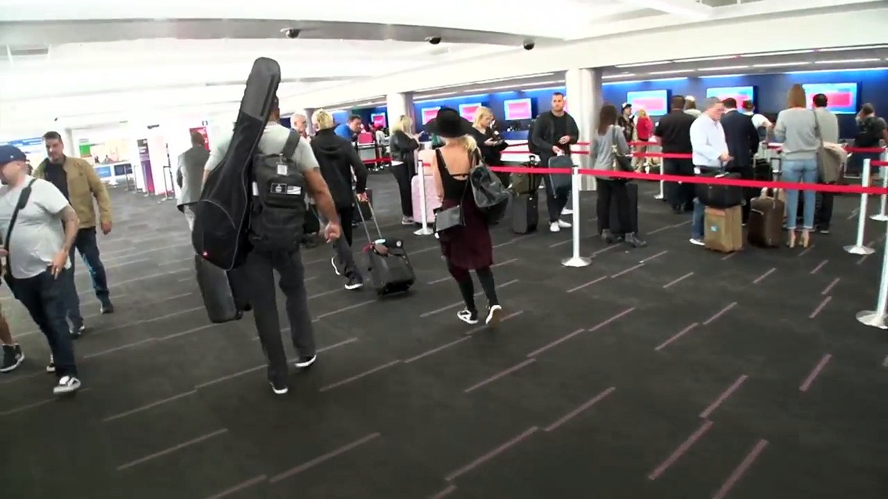 See How Green Day Bassist Mike Dirnt Reacts When They Get Papparazi'd At LAX
