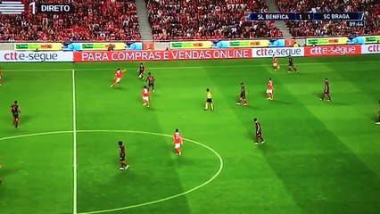 Um "mata leão" de SAMARIS a JOÃO TEIXEIRA nas barbas do árbitro.