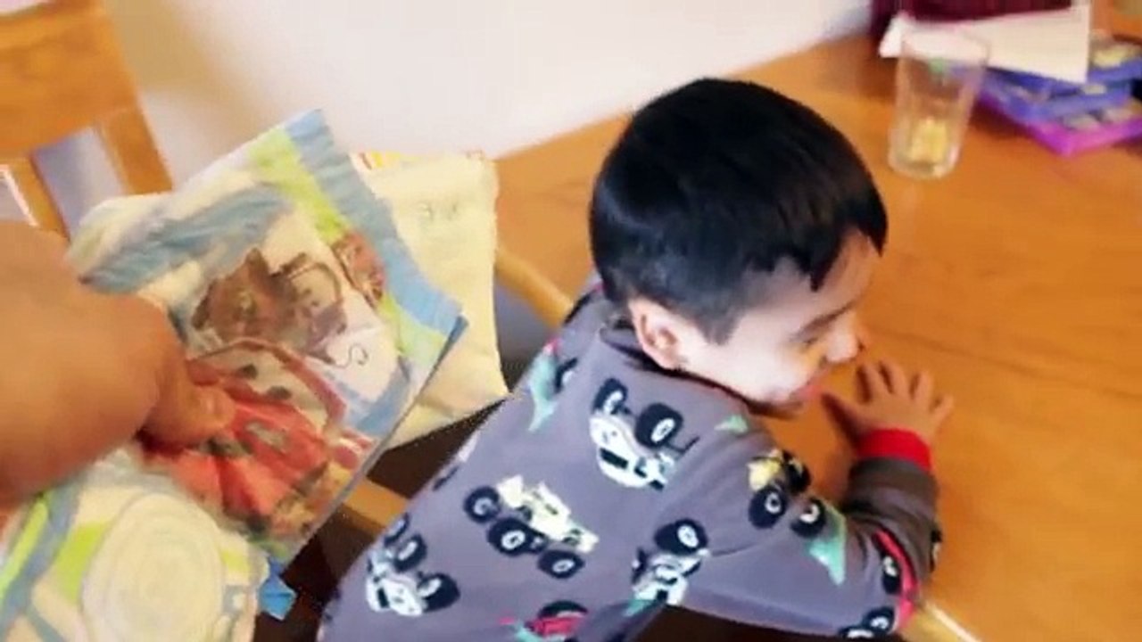 Changing Santis DIAPER!!!! Видео Dailymotion