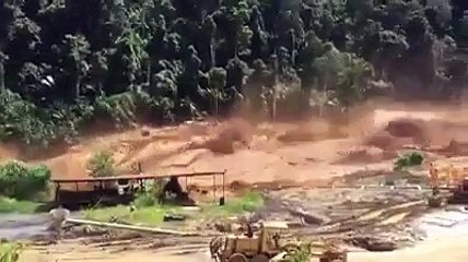 Pamje rrëqethëse: Shpërthen diga, banorët fillojnë të vrapojnë për t’i shpëtuar më të keqes