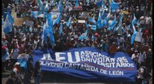Guatemaltecos piden renuncias y reformas para extirpar la corrupción