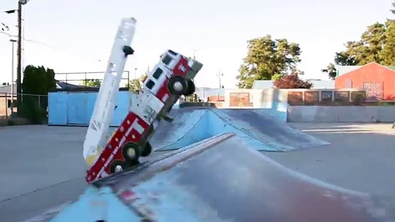 Fire Truck Toy fighting fires - Firefighters respond to unboxing and review of fire truck