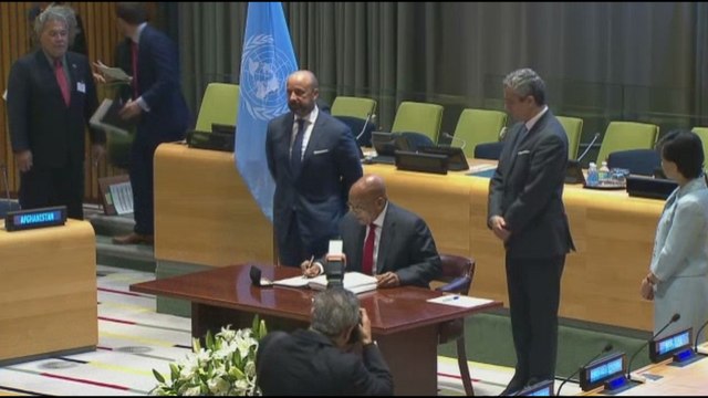 Los países comienzan a firmar el nuevo tratado para prohibir armas nucleares-.