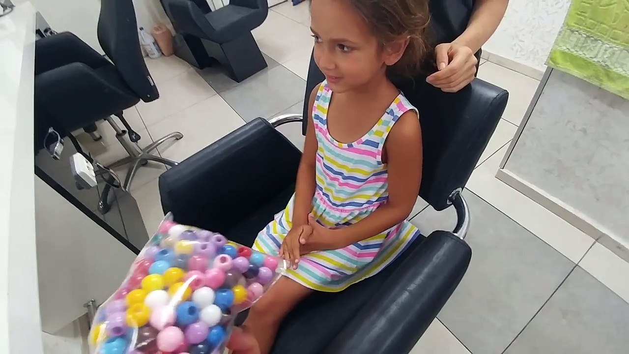 ÖRGÜLÜ SAÇLAR, Kuafördeyiz, Elifin saçlarını ördürdük, eğlenceli çocuk videosu