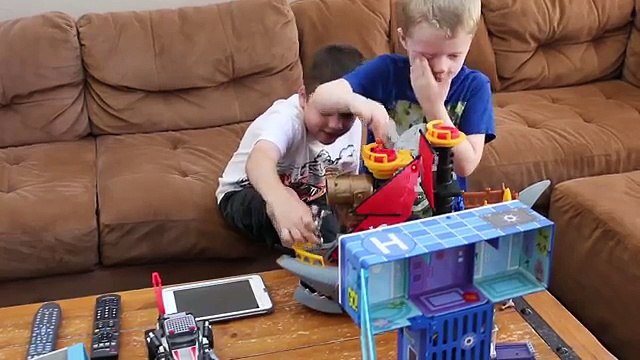 Scorpions in a Box! Poisonous Scorpion Bug Toys get Loose and Go Wild!