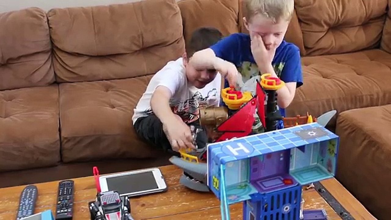 Scorpions in a Box! Poisonous Scorpion Bug Toys get Loose and Go Wild!