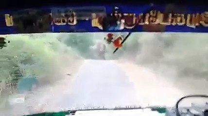 அதிர்ச்சி வீடியோ நடத்துனர் ஓட்டுனரால் உயிர் தப்பிய மக்கள் _ Elephant attack Coimbatore