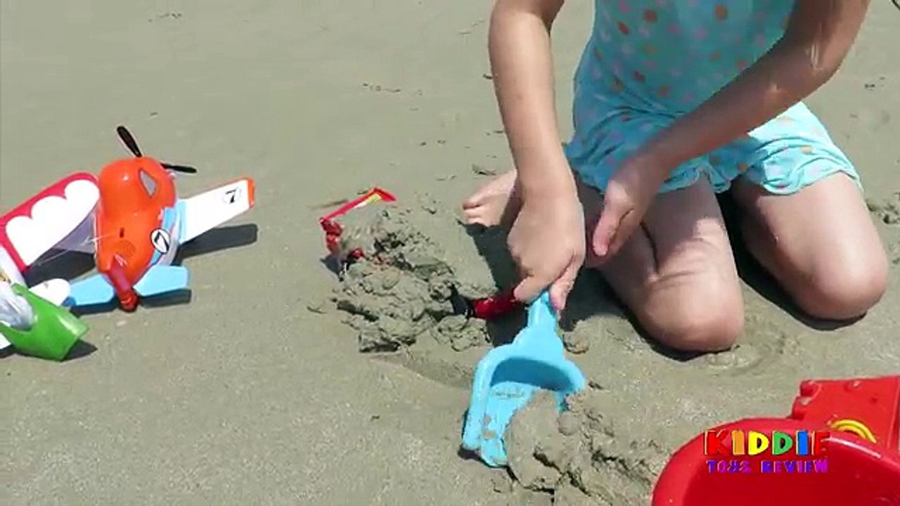 LIGHTNING McQUEEN TOW MATER Disney Cars DUSTY Planes Toys PLAYTIME AT THE BEACH Kiddie ToysReview