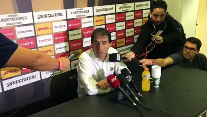 Guillermo Almada en rueda de prensa en Vila Belmiro