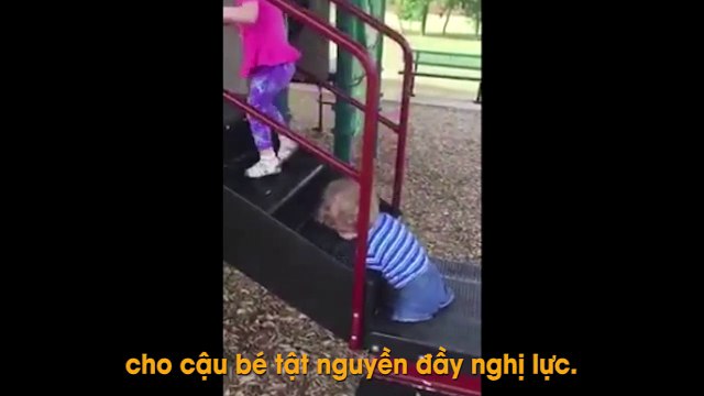 Triệu người rưng rưng khi chứng kiến cậu bé không tay chân đầy nghị lực chơi cầu trượt