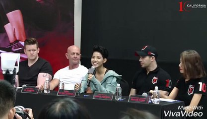 Vũ Cát Tường trò chuyện bằng tiếng Anh cùng thầy giáo