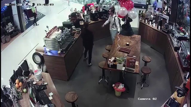 Chủ chuỗi tiệm trà - cafe nổi tiếng Sài Gòn tát nữ nhân viên bán hàng tại Trung tâm thương mại