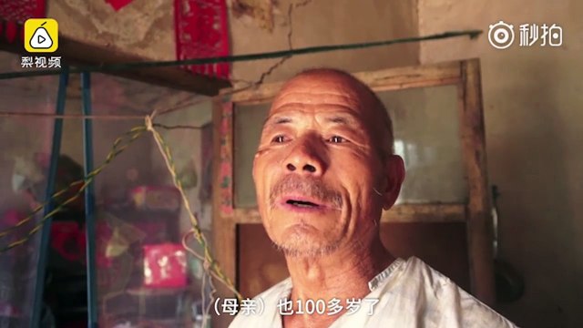 con trai đã 65 tuổi mà vẫn tận tụy chăm sóc cho mẹ già đã 104 tuổi