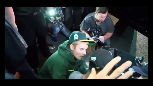 Justin Bieber lái xe tông thẳng vào phóng viên