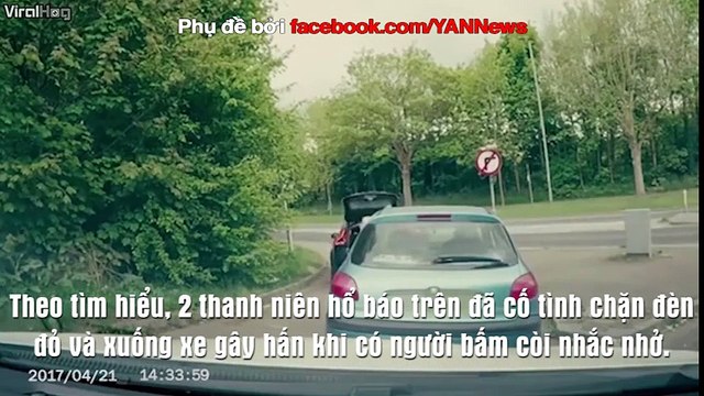 Dùng gậy tấn công võ sĩ MMA, nam thanh niên bị đấm sấp mặt.