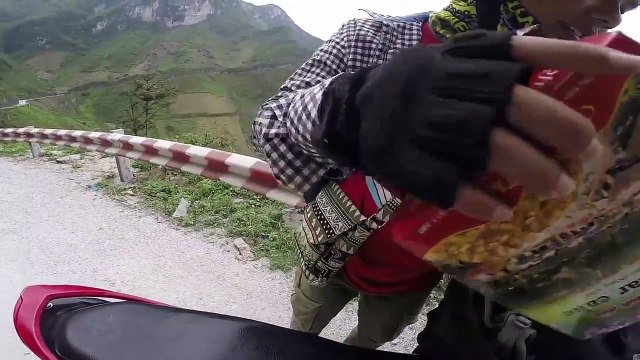 Nhóm côn đồ trẻ em dàn hàng chặn đầu xe phượt thủ xin kẹo ở Hà Giang