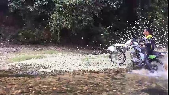 Đoạn clip ghi lại cảnh tượng 1 phượt thủ tàn sát đàn bướm đang khiến cư dân mạng vô cùng bức xúc.