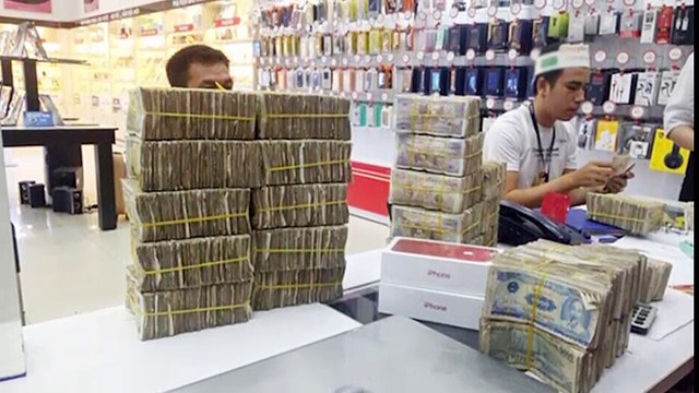 cận cảnh thanh niên đem 2 bao tải tiền đi mua iphone