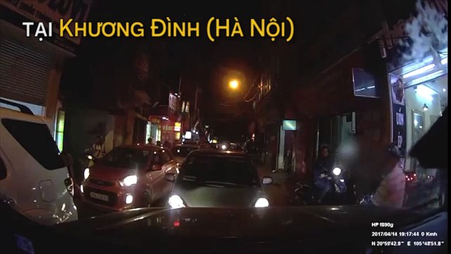 Chạy ôtô đi lấn làn, người phụ nữ không nhận sai, còn xuống xe quát thẳng mặt tài xế