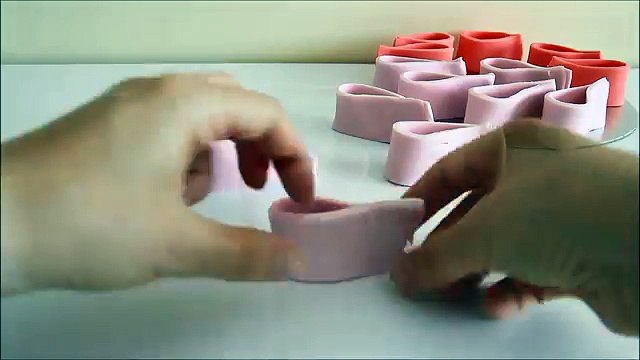 How to make a Fondant Icing Big Bow for Cake Decorating | HappyFoods