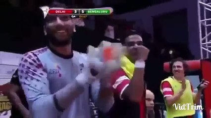 Ronaldinho da caneta no Goleiro sem tocar na Bola e tira onda no Futsal