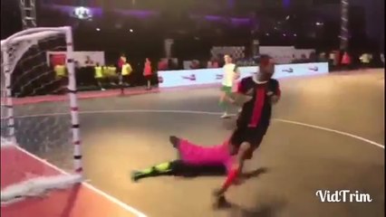Ronaldinho With Incredible Nutmeg In Indiand Futsal League!