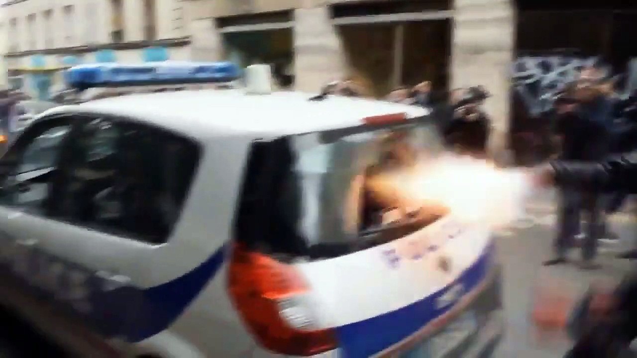 Voiture de police brûlée - La réaction incroyable du "policier Kung-Fu" avait fait le tour du web!