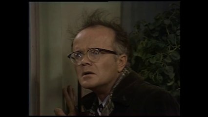 下载视频: WKRP in Cincinnati: The Complete Series - Clip: Les Recounts Harrowing Turkey Attack