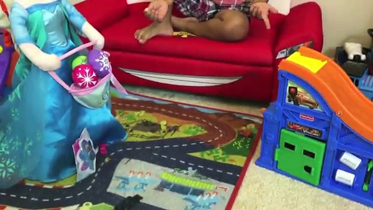TOYS SURPRISES GIANT BALLOON DROP POP CHALLENGE Kid Video Frozen Elsa doll Ryan ToysReview