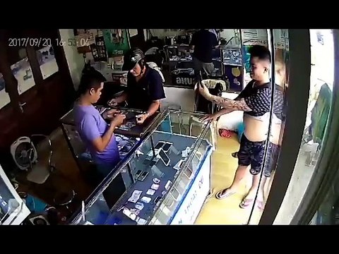 Thanh niên giả vờ cầm điện thoại lên tự sướng, khen mình đẹp trai rồi cuỗm đồ ngay lập tức