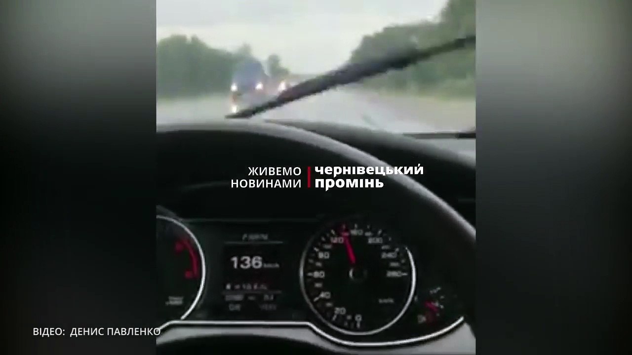 Екіпаж патрульної поліції розігнався у населеному пункті до 160 км/год (ВІДЕО)