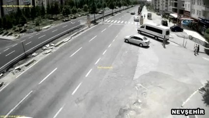 Video herunterladen: Yarış Motosikletinin Son Sürat Çarptığı Genç Kız Havada Takla Attı... O Anlar Kamerada