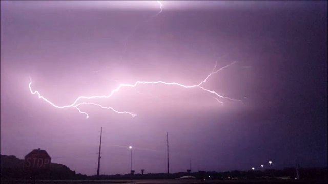 En plein orage il filme un éclair incroyable qui illumine le ciel... Magnifique