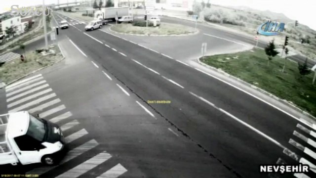 Yarış motosikletinin son sürat çarptığı genç kız havada takla attı