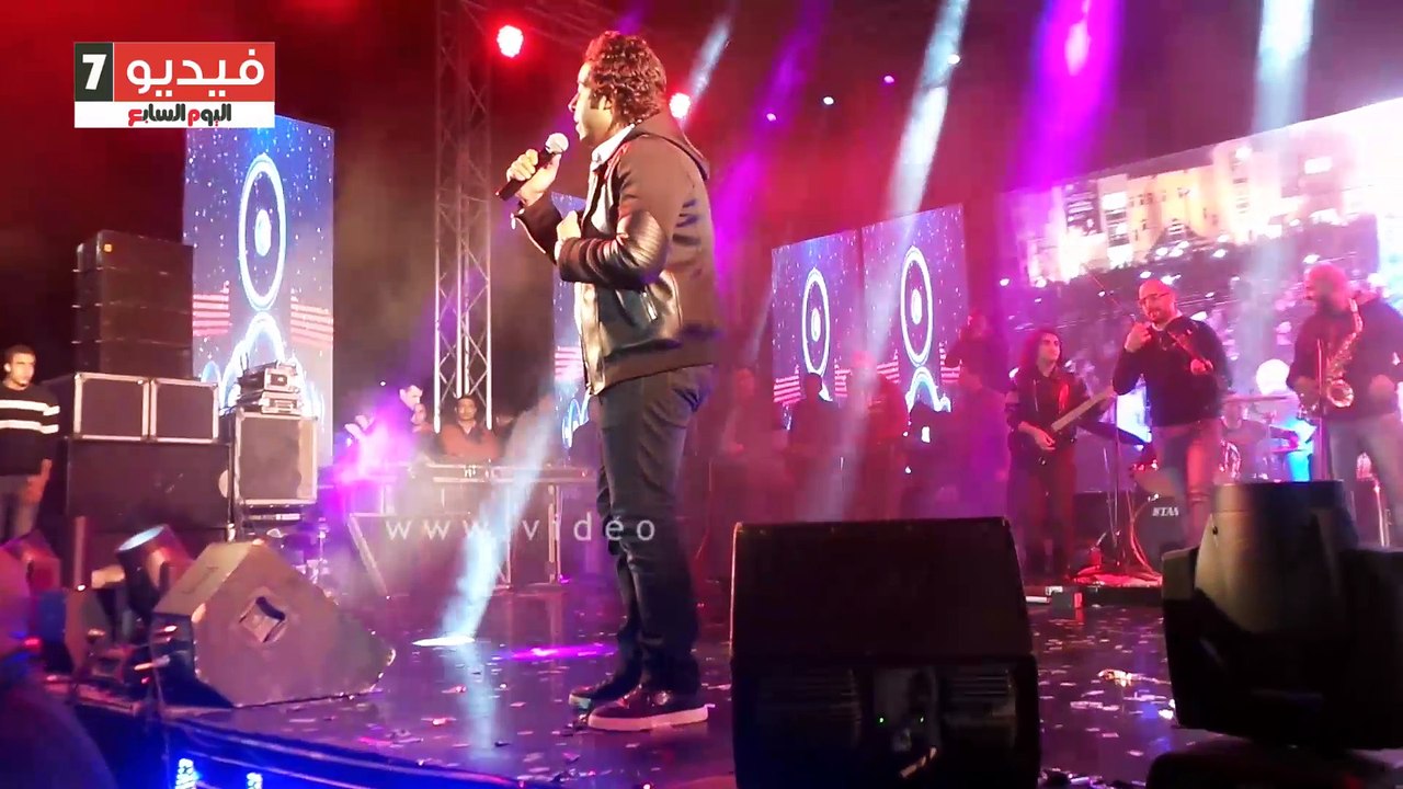 محمد عدوية يغنى "كام سؤال" لايف