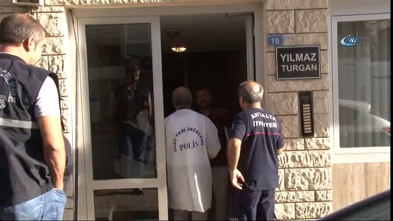 Komşular Camdaki Sineklerden Şüphelendi, Korkunç Gerçek Ortaya Çıktı