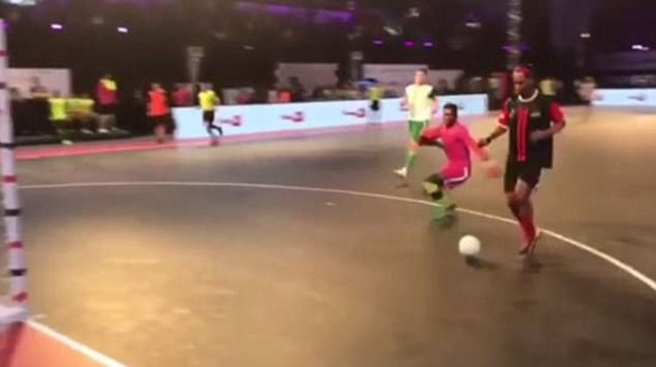 Le petit pont dévastateur de Ronaldinho au futsal