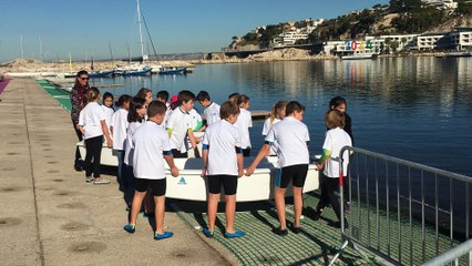JO 2024 : les enfants du Roucas Blanc mettent à l'eau leurs bateaux pour accueillir Emmanuel Macron