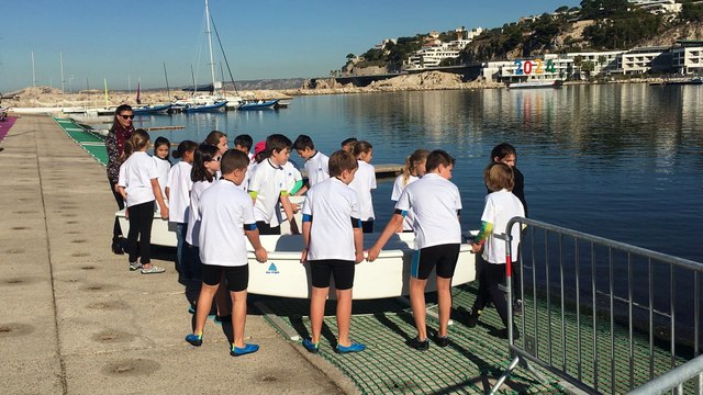 JO 2024 : les enfants du Roucas Blanc mettent à l'eau leurs bateaux pour accueillir Emmanuel Macron