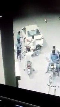 یہ صاحب اپنی گاڑی میں پیٹرول ڈلوا کر کس طرح بغیر پیسے دیے فرار ہو گئے۔