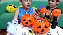 Halloween Paulinho e Toquinho Brincando Aboboras c/ Brinquedos - Crianças Música Infantil